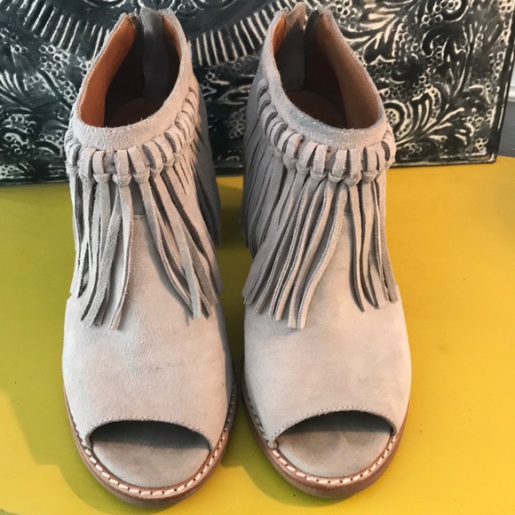 Sbicca Shoes - LIKE NEW SBiiCCA TAN FRINGE PEEP TOE BOOtIE